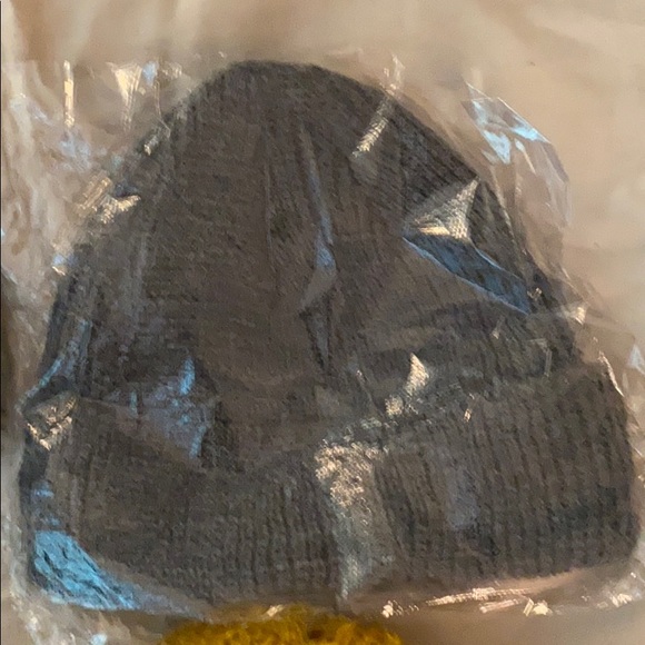 6 Piece Beanie set! - Picture 5 of 5